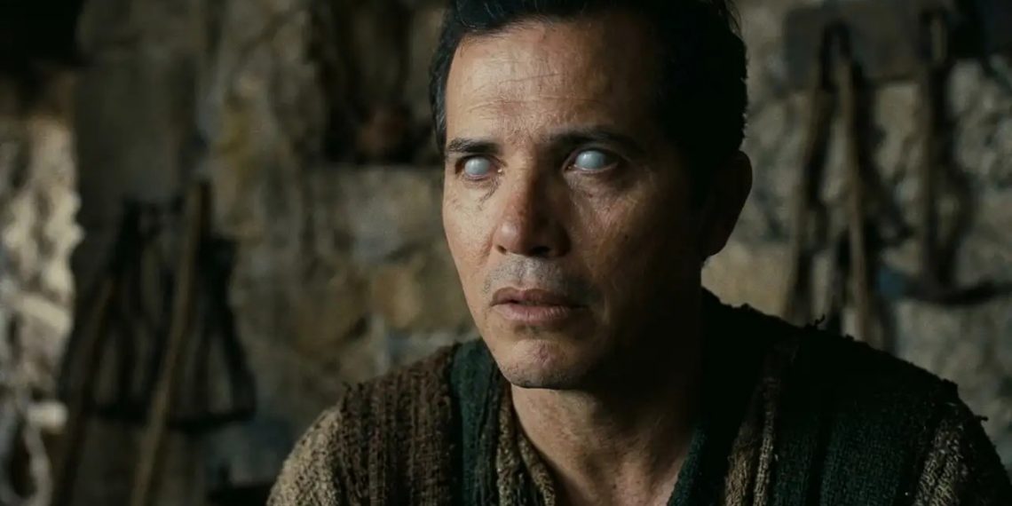 Tak Bisa Lihat Ponsel hingga Berjalan Sendiri, John Leguizamo Total Demi The Odyssey