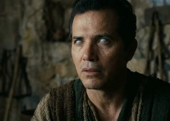 Tak Bisa Lihat Ponsel hingga Berjalan Sendiri, John Leguizamo Total Demi The Odyssey