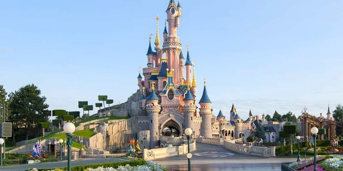 Disneyland Paris Tutup Seluruh Wahana Luar Ruangan akibat Gelombang Panas