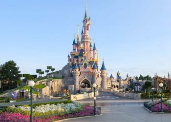 Disneyland Paris Tutup Seluruh Wahana Luar Ruangan akibat Gelombang Panas