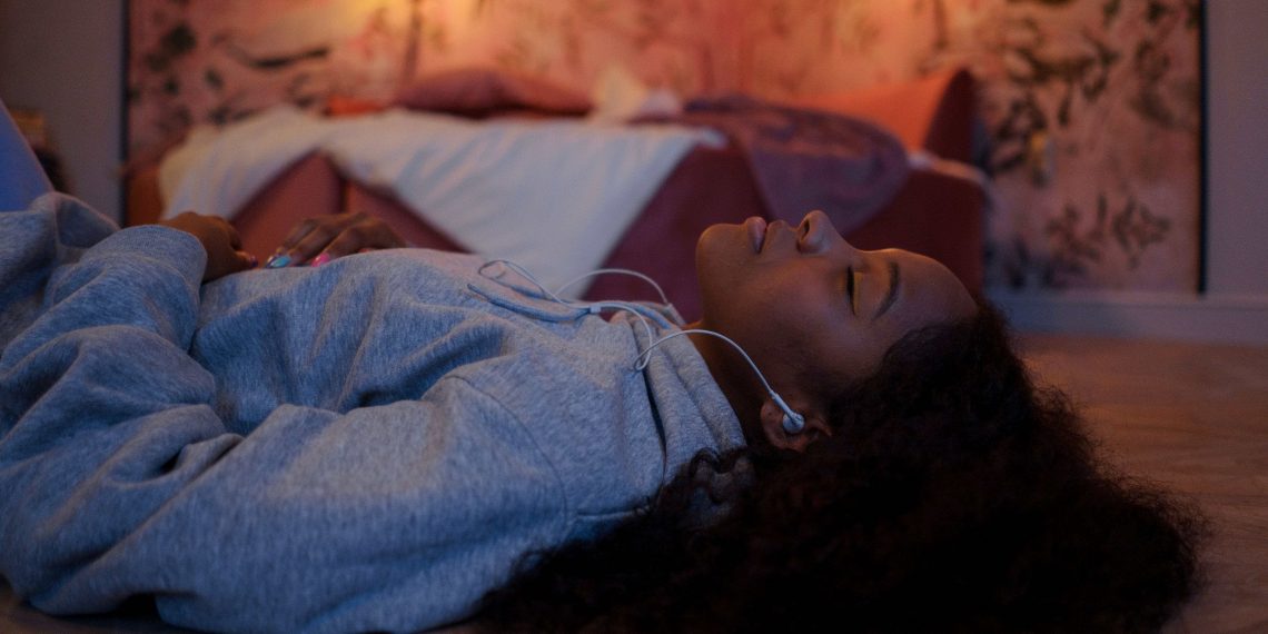 Risiko Kesehatan Kalau Tidur Sambil Dengar Musik Pakai Earphone