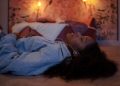 Risiko Kesehatan Kalau Tidur Sambil Dengar Musik Pakai Earphone