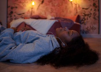 Risiko Kesehatan Kalau Tidur Sambil Dengar Musik Pakai Earphone