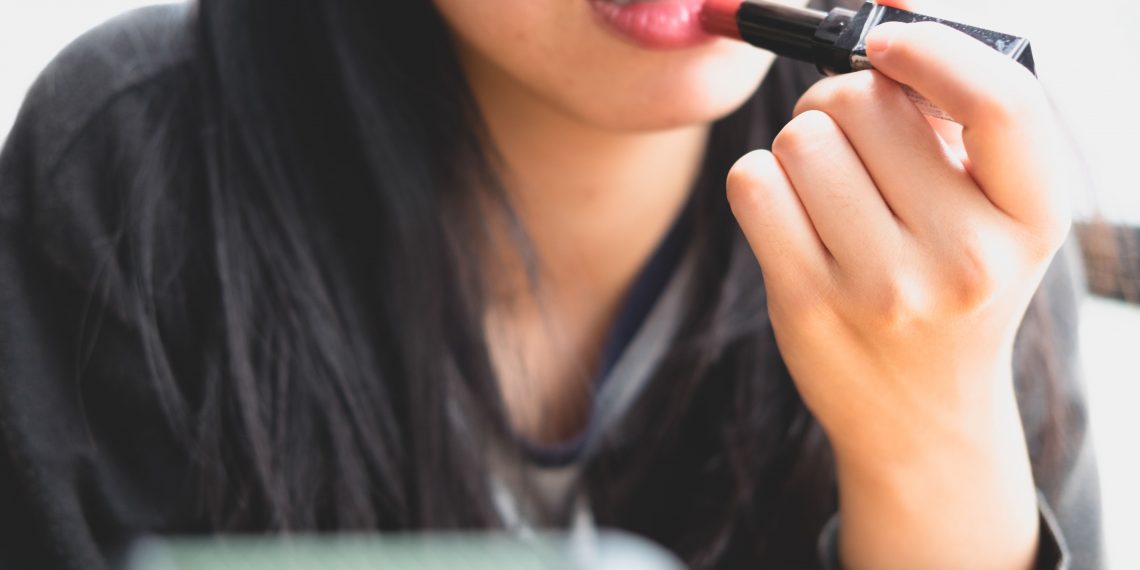 Tips Mudah Bersihkan Noda Make Up di pakaian Tanpa Mencuci