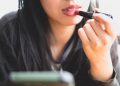 Tips Mudah Bersihkan Noda Make Up di pakaian Tanpa Mencuci