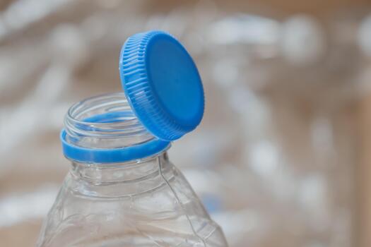 Minum Air Kemasan yang Sudah Dibuka Keesokan Hari, Aman atau Berbahaya?