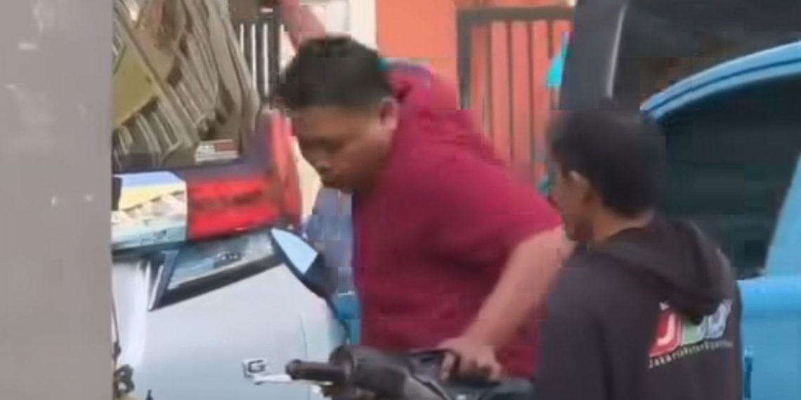 Sopir Alphard Sempat Hendak Ambil HP Tukang Ojek Sebelum Hantam Motor