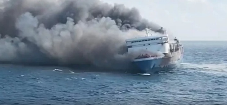 Feri Mutiara Sentosa 2 Terbakar Saat Berlayar dari Surabaya, Tim SAR Evakuasi Ratusan Penumpang