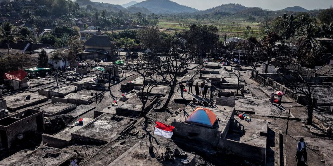 Pascakebakaran yang melanda Desa Adat Sade di Desa Rembitan, Kecamatan Pujut, Kabupaten Lombok Tengah, Nusa Tenggara Barat