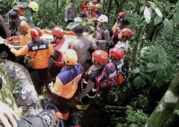 Usai Pencarian Intensif, Dua Pendaki Gunung Piramid Bondowoso Dievakuasi Tim SAR