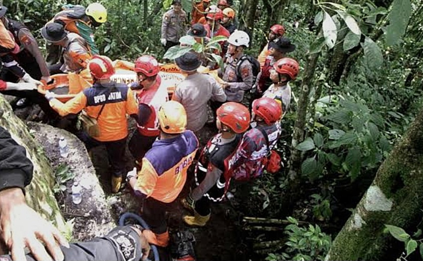 Usai Pencarian Intensif, Dua Pendaki Gunung Piramid Bondowoso Dievakuasi Tim SAR