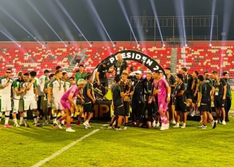 Persebaya Angkat Trofi Piala Presiden 2026 usai Tundukkan Persib di Adu Penalti