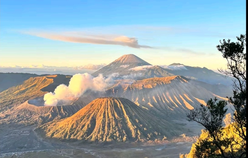 Gunung Bromo Dibuka Kembali Setelah Kebakaran Padam
