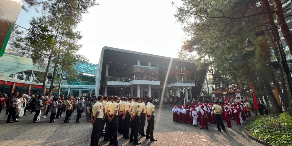 Cihampelas Walk kembali menggelar upacara bendera HUT ke-81 Kemerdekaan RI bersama manajemen dan karyawan tenant di Bandung.