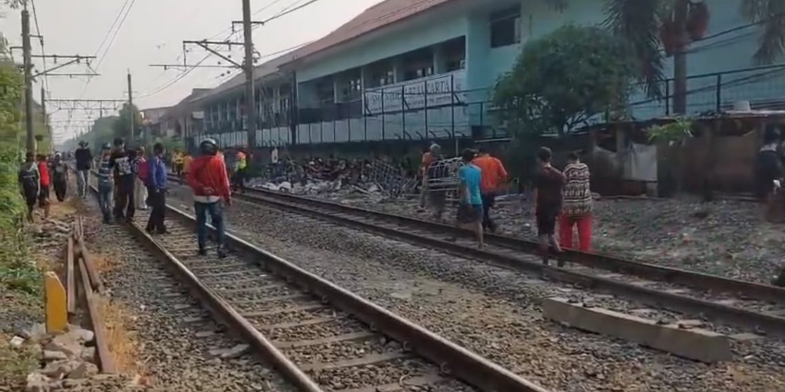 Lansia 80 tahun bernama Ishak tewas setelah terserempet KRL Bogor-Jakarta di Tebet, Jakarta Selatan, Kamis pagi.