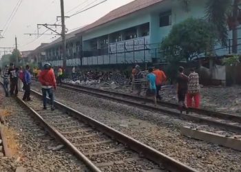 Lansia 80 tahun bernama Ishak tewas setelah terserempet KRL Bogor-Jakarta di Tebet, Jakarta Selatan, Kamis pagi.