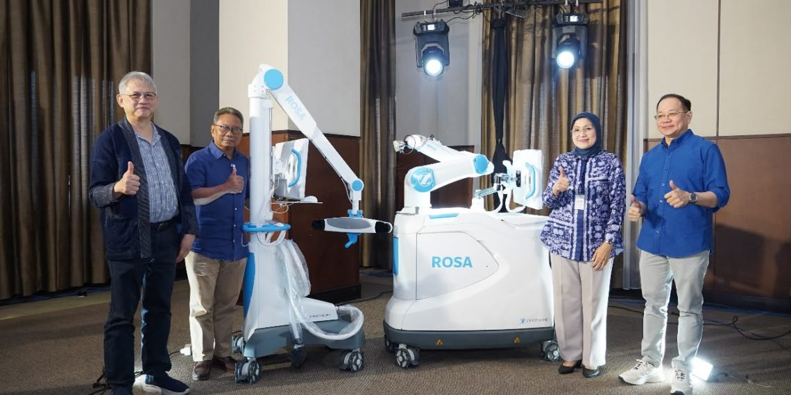 RS Premier Bintaro menghadirkan ROSA Robotic Surgical Assistant untuk membantu dokter melakukan operasi lutut secara lebih presisi, terukur, dan personal.