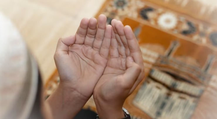 Foto sedang berdoa (Freepik)