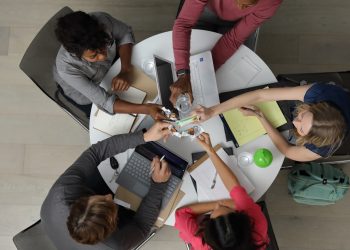 Lima kebiasaan seperti menetapkan tujuan, terus belajar, membangun relasi, konsisten, dan mengapresiasi kemajuan dapat membantu pengusaha meraih kesuksesan.