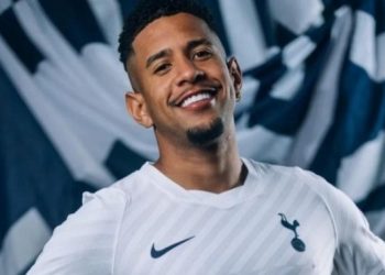 Savio resmi meninggalkan Manchester City dan bergabung dengan Tottenham Hotspur, sekaligus kembali menggunakan nama aslinya di jersey.