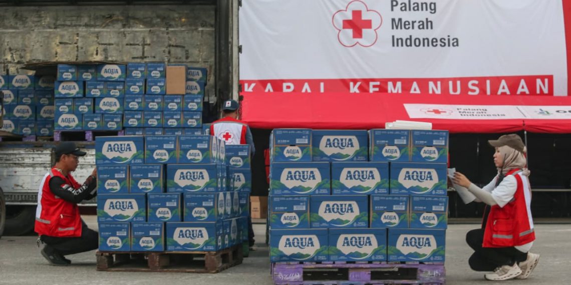 Danone Indonesia bersama PMI menyalurkan bantuan Rp1 miliar, 53.000 botol AQUA, dan produk nutrisi untuk warga terdampak gempa NTT