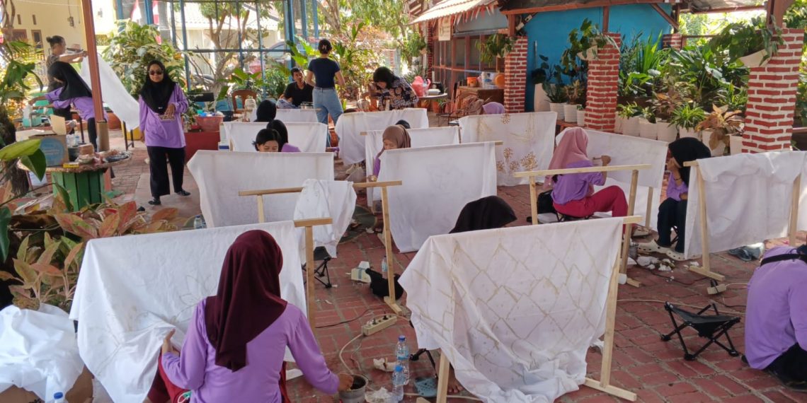 Jamkrindo mendorong kemandirian ekonomi penyandang disabilitas Karawang melalui Harmoni Karya Inklusif, pelatihan, business matching, dan pameran karya.