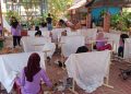 Jamkrindo mendorong kemandirian ekonomi penyandang disabilitas Karawang melalui Harmoni Karya Inklusif, pelatihan, business matching, dan pameran karya.