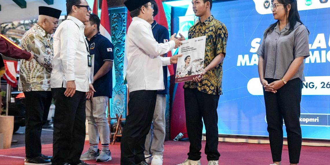 Menko Muhaimin meminta perlindungan asuransi PMI diperkuat secara menyeluruh melalui kolaborasi BPJS Ketenagakerjaan dan perusahaan asuransi.