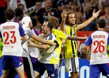 Mattéo Guendouzi menjadi sorotan dalam laga Lyon vs Fenerbahce setelah melakukan sejumlah gestur provokatif yang berujung keributan di stadion.