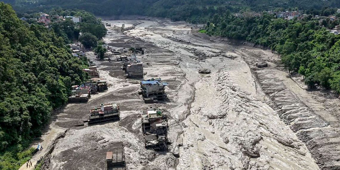 Banjir bandang di Nepal terjadi tanpa hujan deras. Ilmuwan menduga longsoran batu dan es di Himalaya menjadi pemicu utama bencana. (Foto: X/MarioNawfal)
