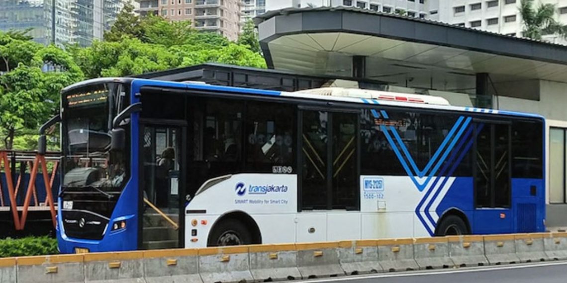Transjakarta menghentikan sementara tujuh rute pada Jumat (28/8/2026) karena dinamika kondisi di lapangan serta mengalihkan sejumlah layanan lainnya.