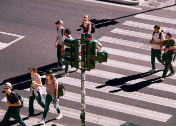 Italia menyiapkan aturan baru yang mengancam pejalan kaki yang menggunakan ponsel saat menyeberang jalan dengan denda lebih dari Rp1,5 juta.