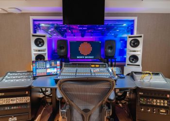 Sony Music Publishing dan Warner Chappell menggugat Anthropic atas dugaan pembajakan ribuan karya berhak cipta untuk melatih model AI Claude.