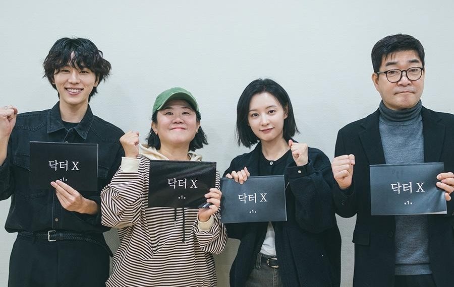 Drama medis Doctor X yang dibintangi Kim Ji Won akan tayang perdana 9 Oktober. Simak karakter, jajaran pemain, dan kisah dokter jenius di rumah sakit korup.