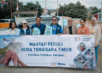 Bank Mandiri Taspen melalui Mantap Peduli NTT menyalurkan 500 paket makanan dan 127 selimut bagi warga terdampak gempa di Ende.