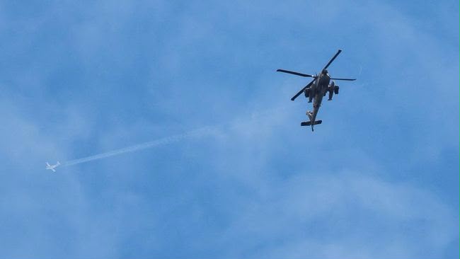 Pesawat Tabrak Helikopter di Udara, Pilot Tewas