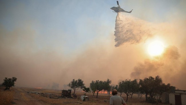 Kebakaran Hutan Yunani Makin Parah, Dua Helikopter Pemadam Bertabrakan