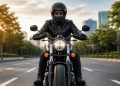 Waspada, Terlalu Lama Pakai Helm Bisa Picu Kulit Kepala Berminyak