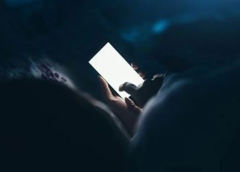 Sering Main HP Sebelum Tidur, Apa Dampaknya bagi Otak?