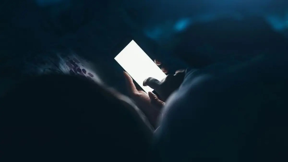 Sering Main HP Sebelum Tidur, Apa Dampaknya bagi Otak?