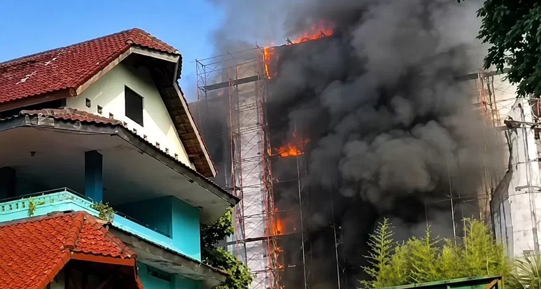 Ruko Central Cikini Terbakar Api Diduga Berasal dari Lantai 3