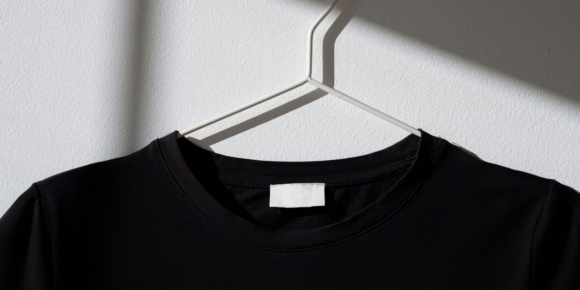 Baju Hitam - pexels/Hanna Pad