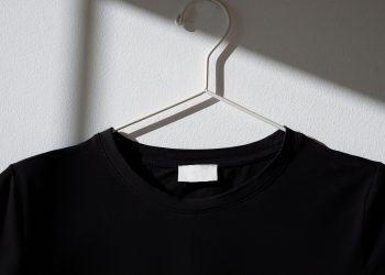 Baju Hitam - pexels/Hanna Pad