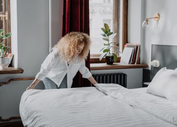 Ilustrasi Merapikan Tempat Tidur - pexels/studio cottonbro