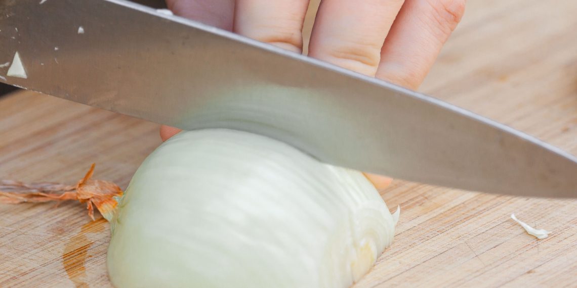 4 Tips Potong Bawang Bombay Tanpa Menangis