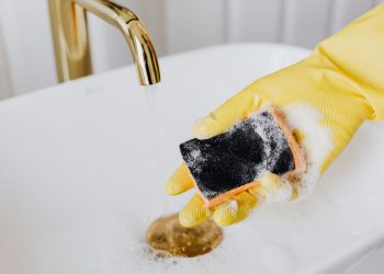 4 Barang yang Tidak Boleh dibersihkan Pakai Spons