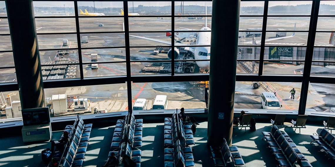 Ilustrasi Bandara - pexels/Markus Winkler