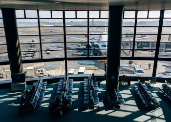 Ilustrasi Bandara - pexels/Markus Winkler