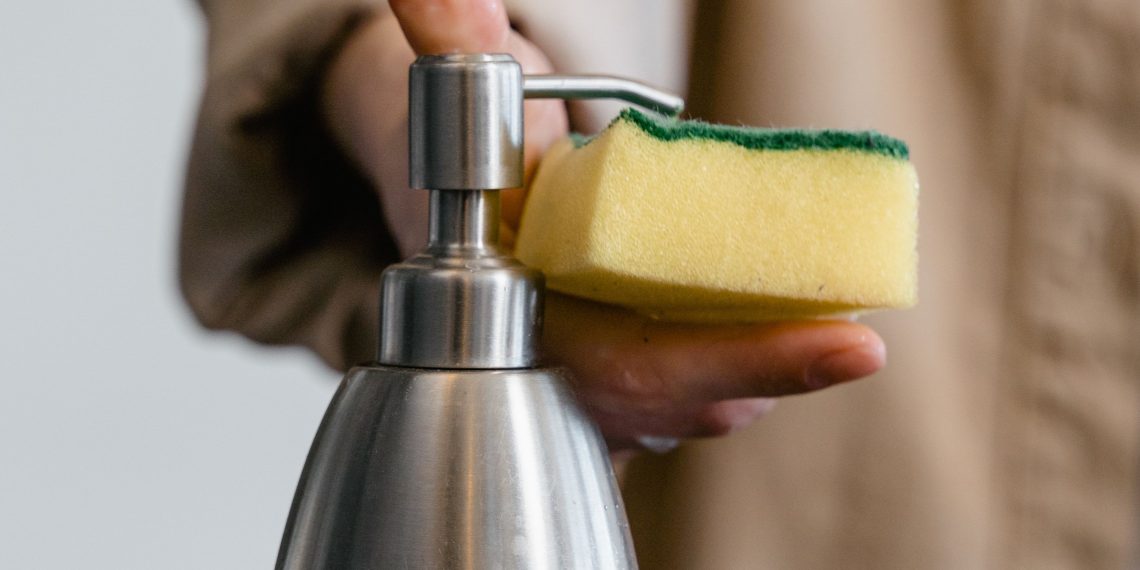 Bakteri di Spons Cuci Piring Bisa Jadi Penyebab Keracunan Makanan