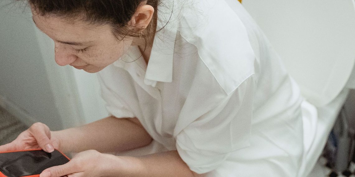 Kebiasaan Duduk di Toilet - Pexels/Miriam Alonso